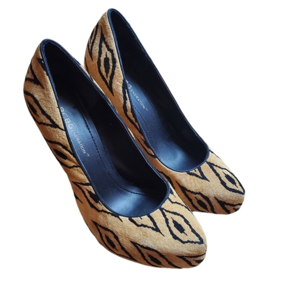 BCBGeneration Camel/Tan Faux Suede Black Tribal Parade2 Pointed Toe Heels size 6 - Picture 3 of 6